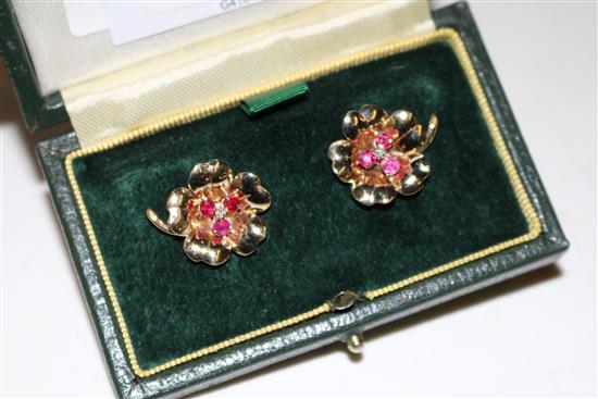 Pair diamond flower earrings(-)